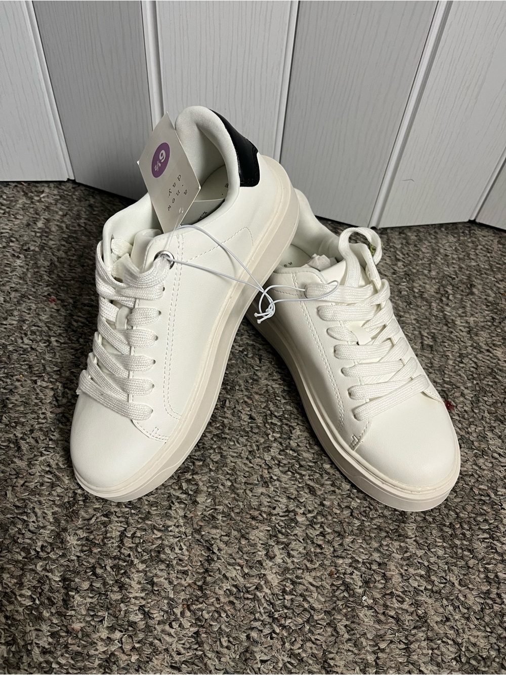 A New Day Women’s White Low-Top Casual Sneakers with Black Heel Accent 6.5 - Picture 2 of 10